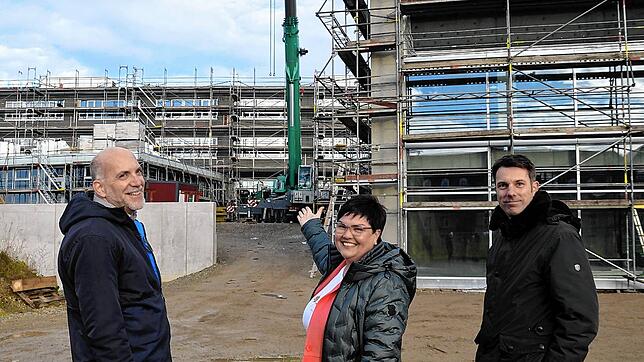 „Das wird unsere neue Realschule“: Rektorin Katja Fox freut sich zusammen mit Stadtbaumeister Christian Unkel (links) und ...