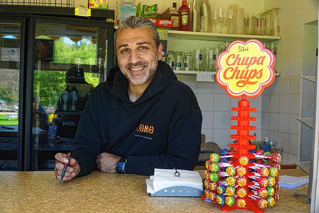 Röstet die Kaffeebohnen in der eigenen Rösterei: Bulso Kusoglu betreibt den Kiosk und erfreut sich vieler Stammgäste die seine ...