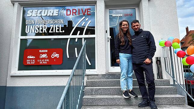 SecureDrive-Inhaber Alban Musliu mit seiner Frau und Mitarbeiterin Hyrishahe.