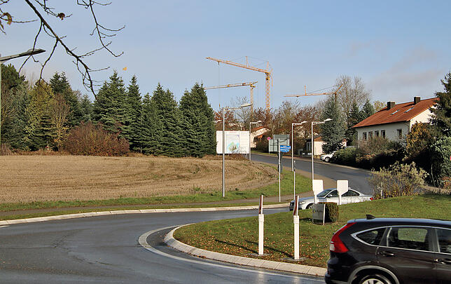 Von der Schwenninger Straße aus kann man die zahlreichen Baukräne sehen.