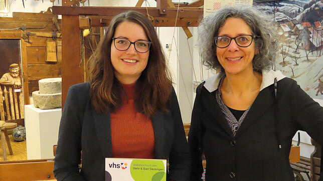 Das frisch gedruckte VHS Programm halten (von rechts) Fatima Zobeidi-Weber und Carina Wanowski von der Wehrer VHS in ihren Händen. Ab ...