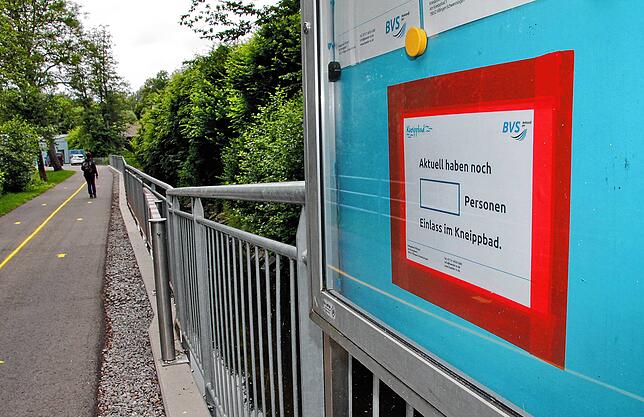 Bereits am Zuweg zum Bad werden Badegäste darüber informiert, wie viele freie Plätze noch vorhanden sind. Es dürfen maximal 620 Gäste ...