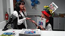 Die Narrenblatt-Redaktion vor der Corona-Krise zu Besuch in der SÜDKURIER-Redaktion. Petra Höfler (links) und Lucia Fricker sind auch ...