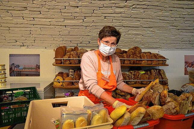 „Ich sortiere hier gerade gespendetes Brot. Und ich mache das, weil ich gern mit anderen Menschen zusammen für Menschen ...
