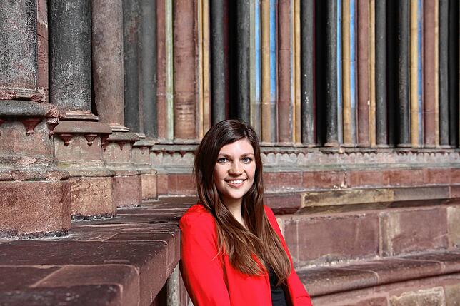 Sie will da rein und eines Tages ganz vorne stehen: Jacqueline Straub in der Vorhalle des Freiburger Münsters.