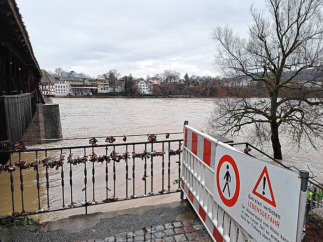 Am Vormittag des 12. Dezembers führt der Rhein in Bad Säckingen Hochwasser. Der Rheinuferweg ist bereits gesperrt. Für Fußgänger besteht ...