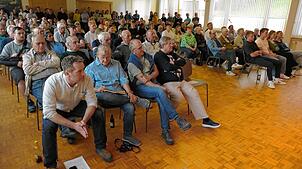 Geschätzt 150 interessierte Bürgerinnen und Bürger waren zur Kandidatenvorstellung ins Tobelhaus nach Hausen im Tal gekommen.