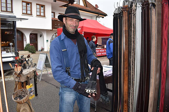 Christian Mauch hat das Marktgeschäft der Eltern übernommen. Mauch Hüte, Mützen, Gürtel, Hosenträger und Reparaturservice gibt es schon ...
