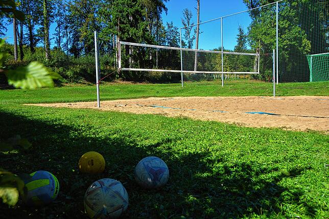 Die Freizeitanlage mit Spielplätzen in Daisendorf soll attraktiver werden. Das Foto zeigt das Beachvolleyballfeld im September dieses ...