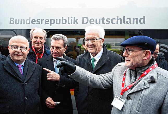 Die ersten Fahrgäste: Michael Theurer (FDP, von links), Beauftragter der Bundesregierung für den Schienenverkehr, Wolfgang Schuster ...