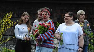 Für die Mitarbeitenden, laut Bürgermeister Thomas Kaiser das &bdquo;Gold der Einrichtung&ldquo;, gab es als kleinen Dank Rosen. Bild: ...