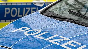 Vor der Schule reihten sich die Autos der Einsatzkräfte aneinander. (Symbolbild)