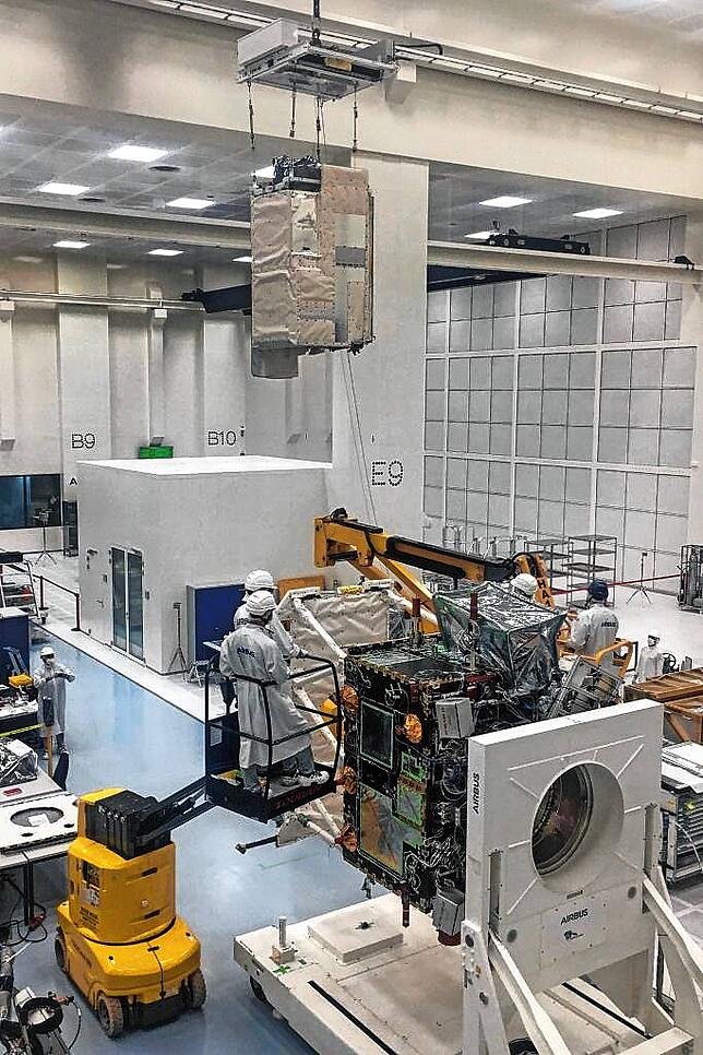 Blick in den Reinraum bei Airbus in Immenstaad. Rechts im Bild ist der Satellit Earthcare zu sehen.