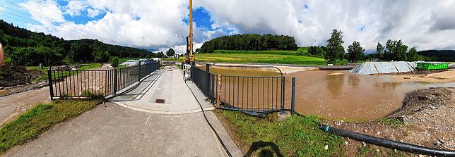 Bild 19: Land unter, Straße unter: Bilder von der überfluteten Brücken-Baustelle auf der L194 beim Freibad
