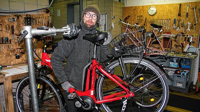Christof Pilejczyk muss in der Radwerkstatt des Integrationsgebtriebs Indigo schwer stemmen, wenn er ein Elektro-Rad reparieren will.
