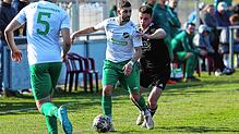 4:1 steht es am Ende für den SV Mühlhausen (Manuel Kempter, rechts) gegen den SV Bermatingen (Francesco Daniele). Die Gastgeber ließen ...