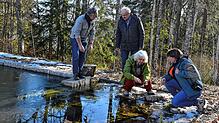 Bereits jetzt gibt es im Naturteich einiges zur entdecken, davon haben sich Walter Kemkes, Häuserns Bürgermeister Thomas Kaiser, ...
