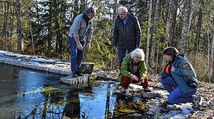 Bereits jetzt gibt es im Naturteich einiges zur entdecken, davon haben sich Walter Kemkes, Häuserns Bürgermeister Thomas Kaiser, ...