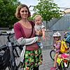 In Markdorf gibt es genügend Betreuungsplätze für Kinder. Sandra Waldenmayer bringt Klara und Emil zum Kindergarten. Auf dem Arm hat sie ...