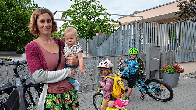 In Markdorf gibt es genügend Betreuungsplätze für Kinder. Sandra Waldenmayer bringt Klara und Emil zum Kindergarten. Auf dem Arm hat sie ...