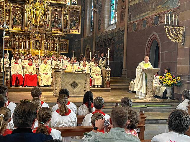 Beim Gottesdienst während der Dankeschön-Messe predigt Dekan Fischer in der voll besetzten Münsterkirche.
