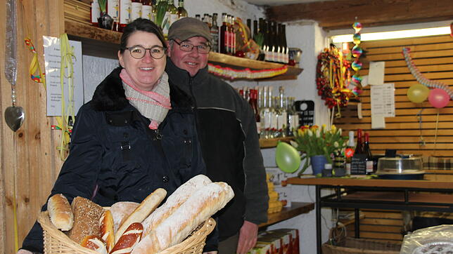 Heike und Martin Senger stehen vor ihrem Hofladen in Stockach Espasingen: In der Auslage liegen fast ausschließlich Lebensmittel aus dem ...