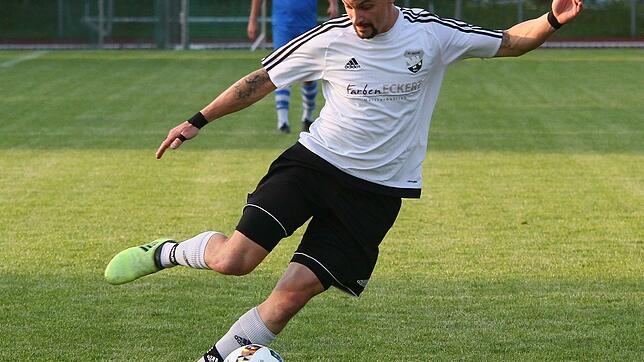 Dynamisch: Mike Häfele und der FC Wehr wollen beim TuS Binzen die Vorrunde mit einem Sieg beenden. Häfele traf zuletzt beim 2:0 gegen ...