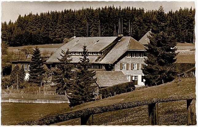 Das „Haus Schwoerer“ in Lenzkich-Saig am Titisee auf einer alten Postkarte.