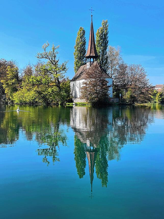 Blick vom Boot/Wasser aus auf die Spitzkapelle Klosterinsel Rheinau.