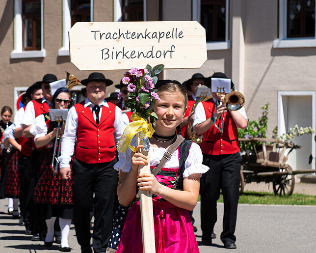 Jung: Auch die Kinder waren mit Freude beim Umzug dabei. Hier das Täfele-Maidle der Trachtenkapelle Birkendorf.