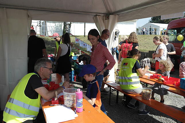 Spiel und Spaß beim Kinderprogramm: Am Stand des Sicherheits- und Umweltmanagements lässt sich Cornelius von Jürgen Sprenger (links) die ...