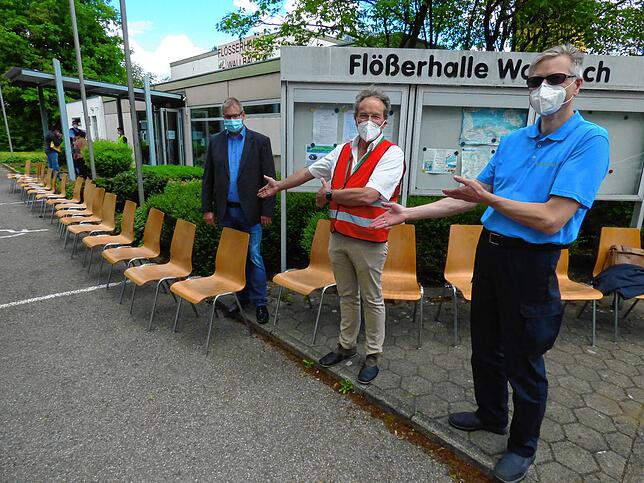 Vor-Ort-Impfung in der Flößerhalle in Wallbach im Frühjahr: Bürgermeister Alexander Guhl, Impfarzt Olaf Boettcher und Ordnungsamtsleiter ...