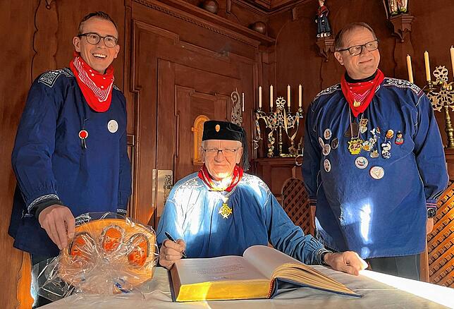 Landrat Sven Hinterseh, Winfried Kretschmann und OB Jürgen Roth (von links) mit dem Goldenen Buch der Stadt VS.