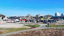 Eine Teilfläche zwischen Schänzlebrücke (links) und Tennishalle (rechts) will die Stadt verkaufen.
