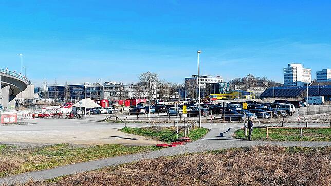 Eine Teilfläche zwischen Schänzlebrücke (links) und Tennishalle (rechts) will die Stadt verkaufen.
