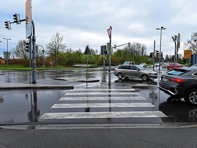 Viel Platz für Autos, wenig Platz für Velos: Bernhard Glatthaar beklagt die fehlende Flächengerechtigkeit in Friedrichshafen – ...