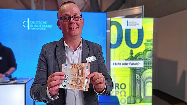Alexander Fischer von der Deutschen Bundesbank verteilt gratis Werbegeschenke und Tipps zum Erkennen von Falschgeld.