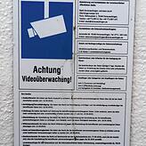 Auf die Videoüberwachung im Treppenhaus am Max-Rieple-Platz wird hingewiesen.
