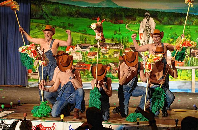 Lasziv: das Männerballett der Holzer. Das Publikum fordert unter Jubel eine Zugabe. Bilder: Georg Lange