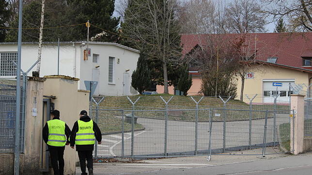 Zwei Mitarbeiter des Sicherheitsdienstes am Haupteingang der Asylunterkunft in der Friedhofstraße. In der Einrichtung ist es in den ...