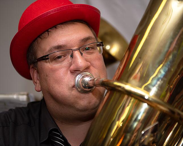 Die Gündelwanger Tuba bläst in Holzschlag Mario Isele.