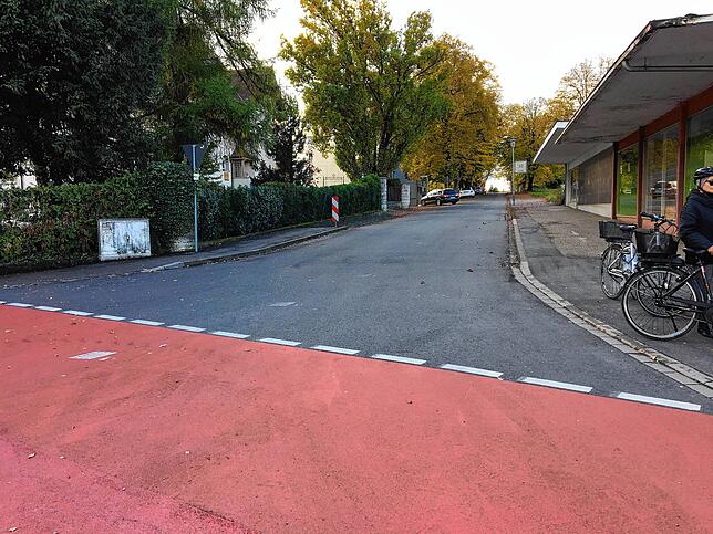 Die Johann-Georg-Fahr-Straße soll saniert werden. Rechts ist ein neuer Gebäudekomplex geplant. Radfahrer wünschen sich auf beiden ...
