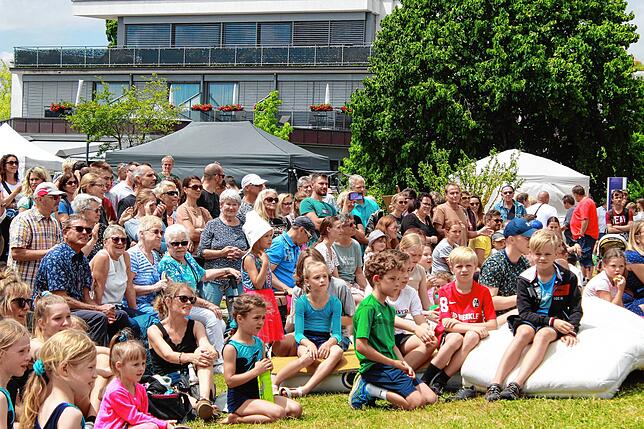 Bild 1: Bilder vom Hafenfest-Sonntag mit Turn-Show, Bürgermeister-Mutprobe und Flohmarkt (1)