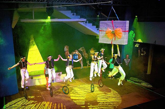 Das Geburtstagskind, der Zirkus Zebrasco, erhält ein großes Geschenk, Hocheinradfahrerinnen nehmen es in Empfang. Bilder: Ursula Freudig