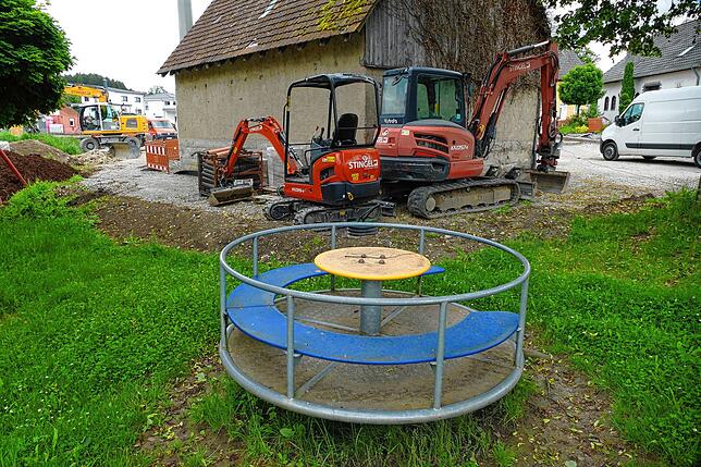 Der Kinderspielplatz wird auf den neuesten Stand gebracht.