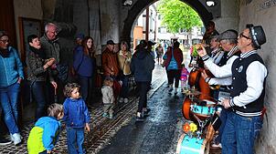 Die Swingbugs sind im Städtchen unterwegs, hier bringen sie musikalisches Vergnügen ins Untertor.