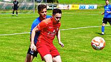 Drei Treffer zum Abschied: Bruno Golic (vorn, gegen Patrick Klotz) hatte großen Anteil am 4:2-SIeg des FC Tiengen 08 im Derby bei der SG ...