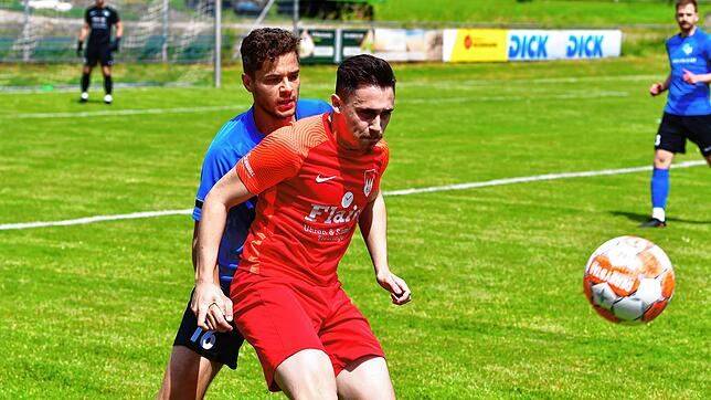 Drei Treffer zum Abschied: Bruno Golic (vorn, gegen Patrick Klotz) hatte großen Anteil am 4:2-SIeg des FC Tiengen 08 im Derby bei der SG ...
