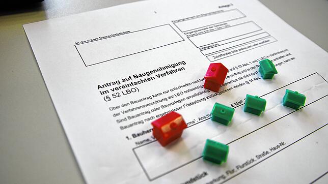 Wer ein Gartenhaus bauen will, muss ab einem Bauvolumen von über 40 Kubikmetern umbauten Raum einen Bauantrag stellen. Doch der bleibt ...