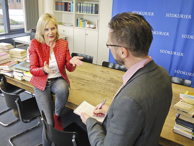 Bild 5: Mit Gaby Hauptmann am Drehort ihrer neuen SWR-Talkshow: Hier will die Bestsellerautorin über die Themen der Woche diskutieren